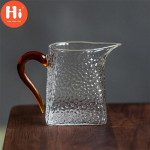 Kuumakindlast klaasist teekann k&auml;epideme ja 3D ploomilillega teetassiga, l&auml;bipaistev vasaramustriline joogin&otilde;u