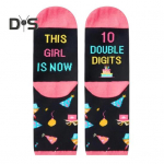 1 paar laste s&uuml;nnip&auml;evasokke, v&auml;rvilised tr&uuml;kisokid 10-aastaseks s&uuml;nnip&auml;evapeokingitus Keskmise toruga kommiv&auml;rvi spordikooli sokid roosa/must