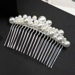 Korea versioon lihtsast pruudi hammasp&auml;rlitest juuksekammist, siset&uuml;kist, tukkammidest, magusatest ja mitmek&uuml;lgsetest t&auml;iskasvanute sulamist peakatete juukseaksessuaaridest kuld