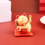 P&auml;ikeseenergial t&ouml;&ouml;tav Maneki Neko vehkiv k&auml;si, mis kutsub &otilde;nne kassi &otilde;nne kassi kodukontori ja autode kaunistamiseks