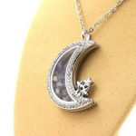 Pierres et Min&eacute;raux. Collier Benitoite brut. Mod&egrave;le Lune.