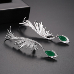 WWJ Ingli suletiivaga veetilga kalliskivist rippuvad klambriga k&otilde;rvar&otilde;ngad h&otilde;be