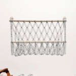 Seinale riputatav v&otilde;rguhoidik, k&auml;sitsi kootud Boho makrameempl&uuml;&uuml;sist m&auml;nguasjade korraldaja, t&auml;idetud loomade v&otilde;rkkiik White