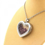 Pierres et Min&eacute;raux. Collier Rubis brut. Mod&egrave;le coeur.