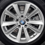 &Uuml;hildub BMW 5. seeria 525li, 535, 520, 530 ja 528 velgedega; saadaval 17 , 18 ja 19 alumiiniumvelgede ja rehvidega.
