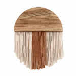 Minimalistlik narmastega gobel&auml;&auml;n K&auml;sitsi valmistatud boheemlaslik elutuba kaunistatud pool&uuml;mmarguse puidust seinavaibaga tuulekellad rippuvad kaunistused