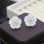 Elegantsed valge koorega ja h&otilde;bedase kameeliaga k&otilde;rvar&otilde;ngad 18K