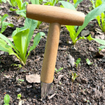 T-kujuline puidust k&auml;epidemega aia k&uuml;lvik ja v&auml;etise t&ouml;&ouml;riist Chrome-plated Wooden Handle Garden Hole Puncher h&otilde;be