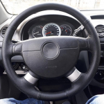 Kohandatud roolikate Chevrolet Lova 2006-2010/Chevrolet Aveo 2004-2011 nahkpunutis DIY rooliratta jaoks Black -line