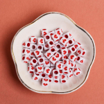 Ehete valmistamiseks 40 tk lahtised helmed, s&uuml;da ruudu kujuga akr&uuml;&uuml;l kuubikud helmed ise 6 mm k&auml;ev&otilde;ru kaelakee tarvikud ripatsite tarvikud