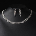 Pruudi kivist kaelakee, k&otilde;rvar&otilde;ngad, k&auml;ev&otilde;ru, ehete komplekt, rombikujulised pulmaehete kaheosaline komplekt