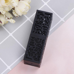 T&uuml;hjad kosmeetikakonteinerid mustade &otilde;&otilde;nsate huulepulgatorudega isetehtud huulepulgatuub