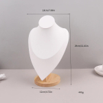 Sametine portree kaelakee vitriin, ripats S