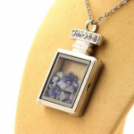 Pierres et Min&eacute;raux. Collier Benitoite brut. Mod&egrave;le flacon.