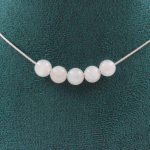 Pierres et Min&eacute;raux. Collier 5 perles Pierre de lune du Sri Lanka 8 mm Chaine en acier Collier femmes, hommes. Taille personnalisab