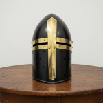 R&uuml;&uuml;tli suur kiiver Keskaegne r&uuml;&uuml;tli kiiver Teras messingist ristiga Kantav Halloweeni dekoratiivne kingitus