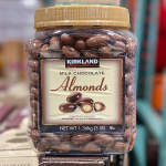 Kirkland Signature piima&scaron;okolaad r&ouml;stitud mandlitega 1,36 kg beige