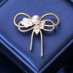 Blucome Luxury Fashion Bowknot pross Pearl Copper Pins Naiste pross mantli &uuml;likonna kottide jaoks valge