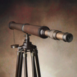 Messingist teleskoop alusel, elegantne kodukontori sisekujundus, retro-merekaunistus, ideaalne kingitus isale v&otilde;i &uuml;lemusele, vintage interj&ouml;&ouml;ri aktsent