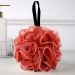 Pehme du&scaron;iv&otilde;rk, vahutav k&auml;sn, kooriv puhastusvann, mullipalli keha nahapuhastusvahend, puhastusvahend Vannitoa tarvikud punane