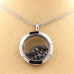 Pierres et Min&eacute;raux. Collier Diamant gris brut. Mod&egrave;le M&eacute;daillon 30 mm. Couleur Argent.