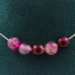 Pierres et Min&eacute;raux. Collier 5 perles Agate ruban&eacute;e rose 8 mm. Chaine en acier inoxydable Collier femmes, hommes. Taille personnali