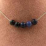 Pierres et Min&eacute;raux. Collier 5 perles Sodalite 8 mm Chaine en acier inoxydable Collier femmes, hommes. Taille personnalisable.