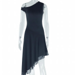 Kevadine ja s&uuml;gisene Euroopa ja Ameerika naiste moodne &uuml;hev&auml;rviline kleit, viltu kraega, &uuml;ks &otilde;lg avatud, varrukateta, ebaregulaarne seelik L valge