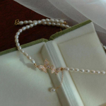 Suvine Double Butterfly kaelakee, valge imitatsioon p&auml;rliga kaelakee