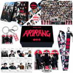 K-popi grupp ARIRANG Maailmatuuri Kingikarp, F&auml;nni kaupade komplekt fotokaartide, kleebiste, akr&uuml;&uuml;lstendi, kaelapaela ja kogutavate kaupadega