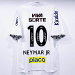 Hulgim&uuml;&uuml;k Brasiilia 12-13 Santos kodune retro s&auml;rk Nr. 11/Ei. 10 Neymar l&uuml;hikeste varrukatega t&auml;iskasvanute jalgpallis&auml;rk L