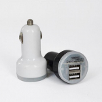 2-pordiline universaalne kahe USB-autolaadija adapter 5 V 2.1A/1A nutitelefonile must
