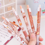 Armsad multifilmi karu geelpliiatsid Kawaii 0,5 mm musta tindiga neutraalsed pliiatsid Korea kirjatarvete kirjutust&ouml;&ouml;riist kooli kontoritarvete geelpliiats random 1PCS