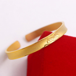 Kullaga kaetud messingist avatud k&auml;ev&otilde;ru kuues&otilde;nalise mantra ja sooduspilvedega