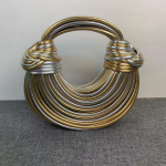 Naiste esmaklassiline kullast piiri&uuml;lene k&auml;ekott &ndash; ni&scaron;i kootud disainiga k&auml;ekott