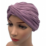 Moodne naiste seemisnahast turbanist m&uuml;ts, tavaline moslemi hijabist pear&auml;tt, India m&uuml;ts