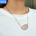 Lihtne ja korrap&auml;ratu naturaalsest roosikristallist ripats kaelakee kevadel ja suvel rose quartz