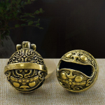 K&auml;sitsi valmistatud messingist puhtast vasest kleepuvad kellad, auto v&otilde;tmehoidja ripatsid, kellatarvikud, loomingulised kingitused, ripatskingitused meestele ja naistele 1pc