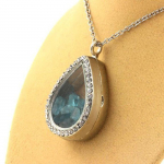 Pierres et Min&eacute;raux. Collier Apatite Paraiba brut. Mod&egrave;le goutte.