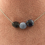 Pierres et Min&eacute;raux. Collier 3 perles Sodalite du Br&eacute;sil Chaine en acier inoxydable Collier femmes, hommes. Taille personnalisable.