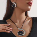 Moekas kaelakee ja k&otilde;rvar&otilde;ngaste komplekt must