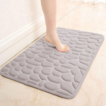 Ilus munakivist reljeefne vannitoamatt, libisemiskindlad vaibad kraanikausis, vanni k&uuml;lgmisel p&otilde;randal vaip du&scaron;iruumi uksematt, m&auml;luvahupadi 40x60cm parkkoor