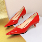 Moodsad lakknahast keskmise kontsaga naiste kingad 2025 Kevad Uued Kitten Heels 4,5 Cm Terava Otsaga Kingad Naiste Pumbad T&ouml;&ouml;-OL Kontori Kontsad 34 punane