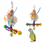 V&auml;rvilised viinapuupallid, puidust klotsid, kellukesepapagoi kiigealus, n&auml;rimine lemmikloomade m&auml;nguasjade dekoratsioonis