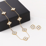 2 TK Clover Shell roostevabast terasest ripatsiga kaelakee ja k&uuml;&uuml;nte ehete komplekt kahest osast valge