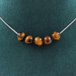 Pierres et Min&eacute;raux. Collier 5 perles Oeil de Tigre 8 mm. Chaine en acier inoxydable Collier femmes, hommes. Taille personnalisable.