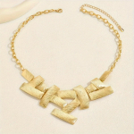 Geomeetrilise metalli tekstuuriga ruudukujuline kaelakee kaelakee &ndash; Y2K stiil, julge isikup&auml;ra kuld