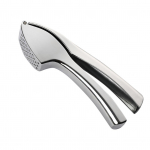 1 tk kaasaskantav k&uuml;&uuml;slaugusegaja, roostevabast terasest k&auml;sitsi t&ouml;&ouml;s&auml;&auml;stlik k&uuml;&uuml;slaugupress koos ergonoomilise k&auml;epidemega, k&ouml;&ouml;giseadmete tarvikud