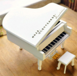 Kuldne pedaaliga puidust klaveriga muusikakarp - J&otilde;ulukink Close to You