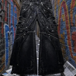 VIONA Streetwear Goth Punk Mitmetaskulised Cargo teksap&uuml;ksid Meestele Must Kulumisj&auml;lgedega Laienevad Denim-p&uuml;ksid Rihmade, T&otilde;mblukkude, Neetide ja Rebenenud &Auml;&auml;rega S